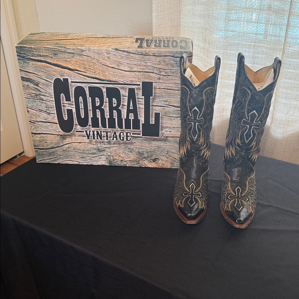 Corral Vintage Black and Tan Heeled Boots